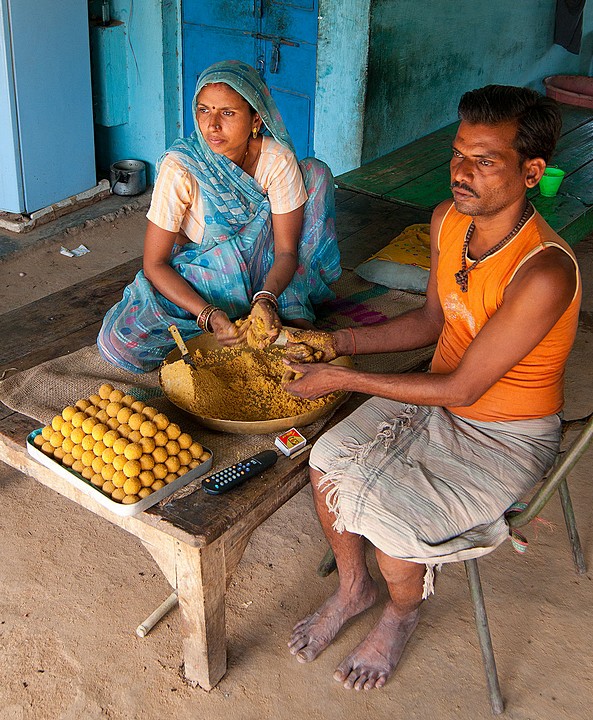 Chitrakoot - małżeństwo przygotowujące słodycze do ofiarowania w Hanuman Dhara (Indie 2010 - portety i inni ludzie)